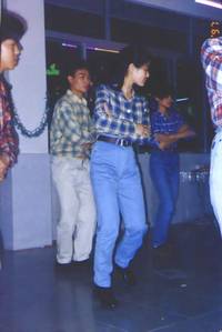左三圈，右三圈，脖子扭扭，屁股扭扭……大家一起来做运动……