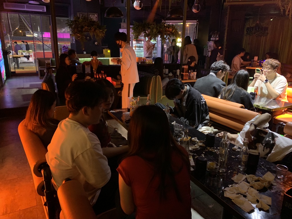 酒吧小聚
